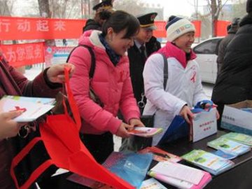 行动起来 向“零”艾滋迈进——新疆博州博乐市开展第25个艾滋病日宣传活动