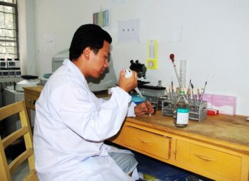 奋进在泥石流中的藏族防疫战士--甘肃省疾控中心检验技师兰光工作札记