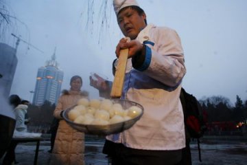 大连用大锅煮1000斤元宵供市民免费品尝