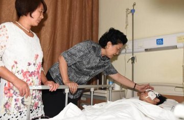 刘延东看望天津瑞海公司危险品仓库爆炸事故受伤人员及家属