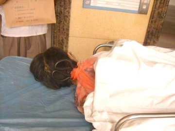 求诊母亲将剪刀插入村医妻子颈椎