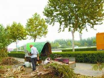 70岁老翁在三轮车内住三年
