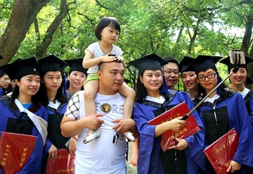 “妈妈毕业啦”