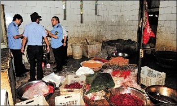 黑作坊熬地沟油炸鱼日售二百斤 网友微博曝线索