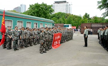 第三军医大学新桥医院组织30余人赶赴雅安地震灾区