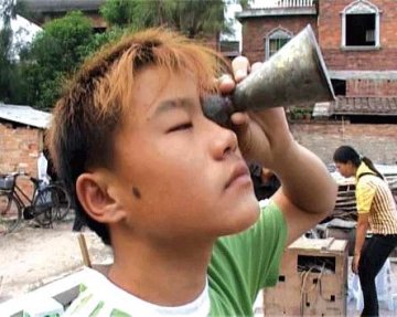 男子用眼喝水每次喝一瓶矿泉水图