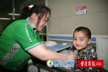 龙凤胎是“瓷娃娃” 母亲取骨为女儿接断骨