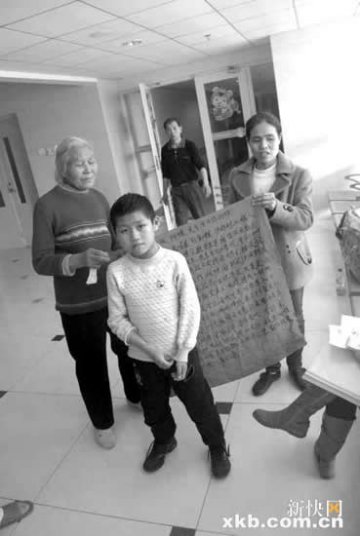 70岁老太街头为患癌孙儿乞讨治疗费