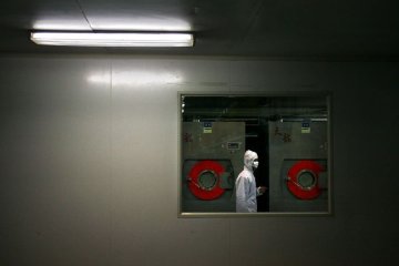 避孕套生产工厂内