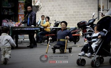 男子六年前被货车碾轧剩上半身坚强生活