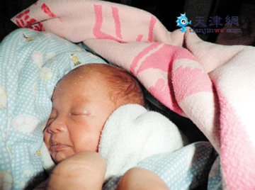 患重病母亲冒险生产 女婴出生仅800克重