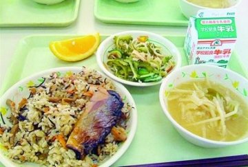 家长网上晒小学“寒酸”午餐照片 跟国外没法比