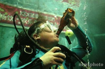 大连举办海底喝啤酒争霸赛
