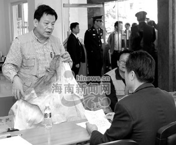 见义勇为英雄遭报复逃亡八年带着血衣上访