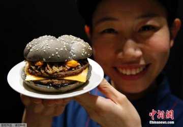 东京麦当劳推出万圣节“黑暗汉堡”