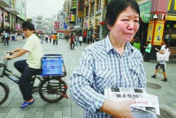 女儿吸毒暴亡 母亲上街禁毒