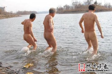 长春市民裸泳引争议 有人质疑是精神污染