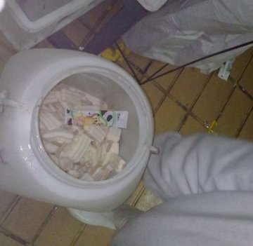 网帖称蒙牛冰激淋代工厂比邻垃圾堆