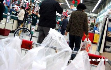 国办要求限制塑料购物袋 6月1日起禁止免费提供