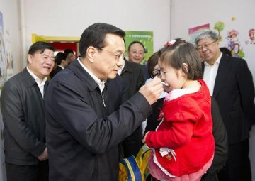 李克强参加儿童预防接种日活动 考察北京医改工作