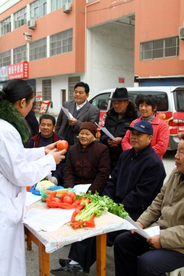 安徽淮北：卫生人员深入社区介绍冬令食谱