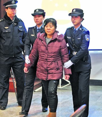 陕产科医生贩婴受审