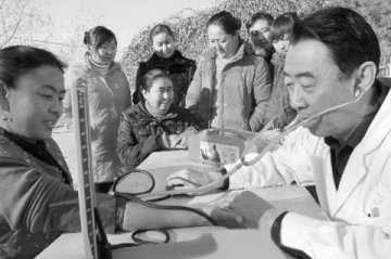 阿勒泰市妇幼保健医院义诊到牧区