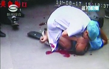 女医生跪在滚烫路面为车祸伤者人工呼吸