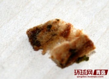 今麦郎方便面吃出香烟过滤嘴 切成方块似肉丁