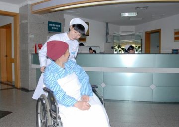 武汉市中心医院：神经内科病房推出“小红帽”服务
