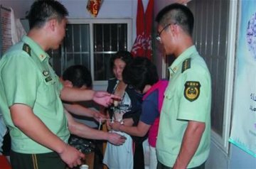 女子不会游泳套泳圈下海 漂泊5小时后获救