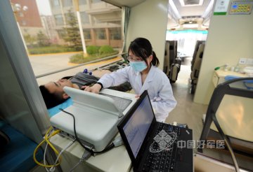 二炮总医院成功研发我军首台“特勤医疗巡诊车”