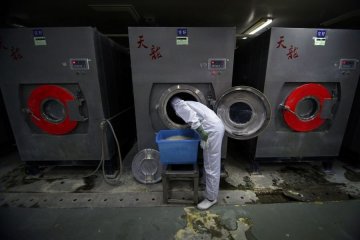 一名工人在操作后硫化设备