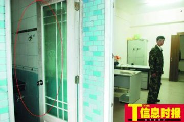 女子因不孕症浇汽油抱医生自焚图
