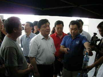 陈竺部长到什邡市慰问中心队员