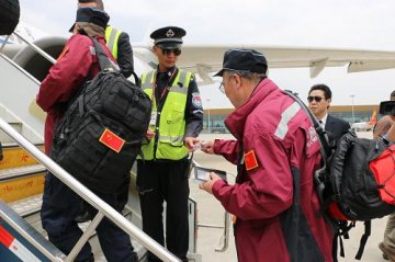 中国支援尼泊尔抗震救灾第二支医疗队启程