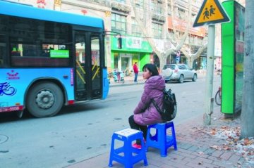 郑州药店老板公交站摆爱心候车凳 已坚持3年