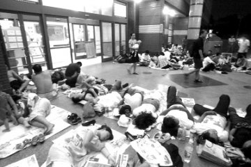 家长医院打地铺 只为挂上专家号