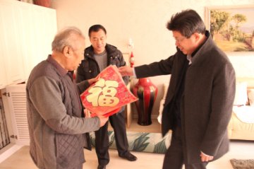 医院主要领导慰问离退休老同志
