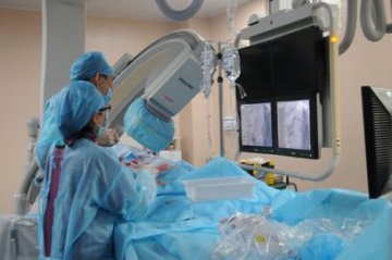 中外专家同台献艺 成功挑战CTO 心血管内科成功实施高难度逆行导丝介入术