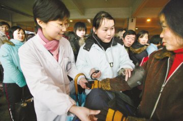 杭州给滞留旅客送温暖