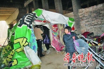 小姐弟捡破烂养家 父亲瘫痪母亲患精神病