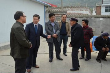 宝鸡市民政局来凤县开展医疗下乡活动