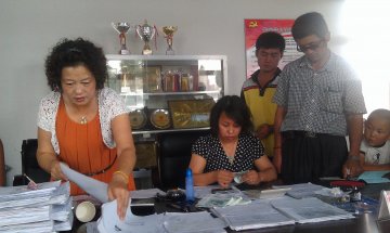 大病救助伸援手 为民解忧促和谐----鄂旗发放二〇一二年上半年大病医疗救助资金