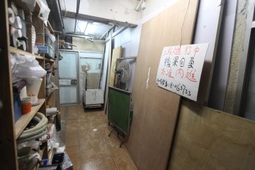 公厕变板间房卖淫 86人被捕