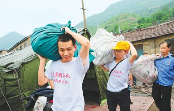 地震灾区奋力抗击灾害的共产党员：危难中挺身而出