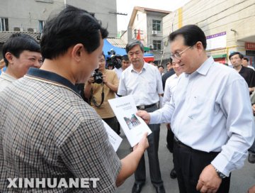 李长春看望慰问奋战在四川抗震救灾第一线的新闻工作者