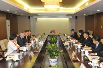 滕佳材会见新西兰初级产业部常务副部长马丁·邓恩