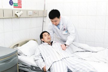 男子患脊柱炎身体僵硬如木棍 手术需熊猫血