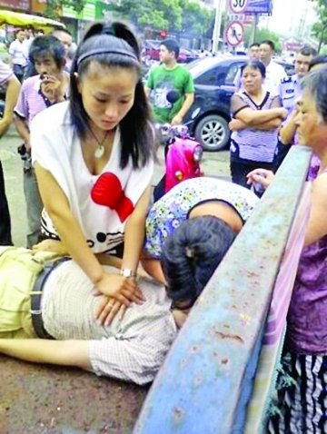 老伯街头昏厥出租车拒载年轻女子人工呼吸抢救